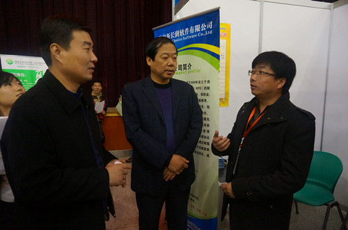 成人影视片
领导深入洽谈会现场