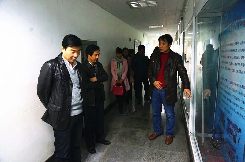 何卫军副书记参观山西农大信息成人影视片
学生成人影视片
竞赛成果展
