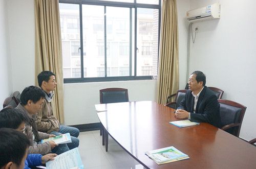 宋西德书记向武汉大学计算机成人影视片
博士生进行教师招聘宣传